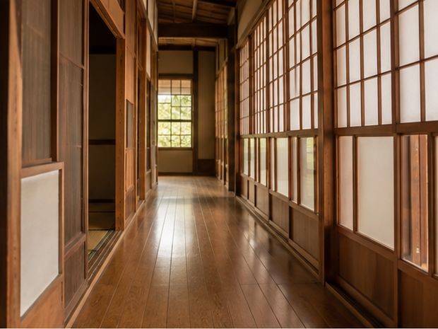 木の廊下が奥に伸び、片側に障子が並んでいる。